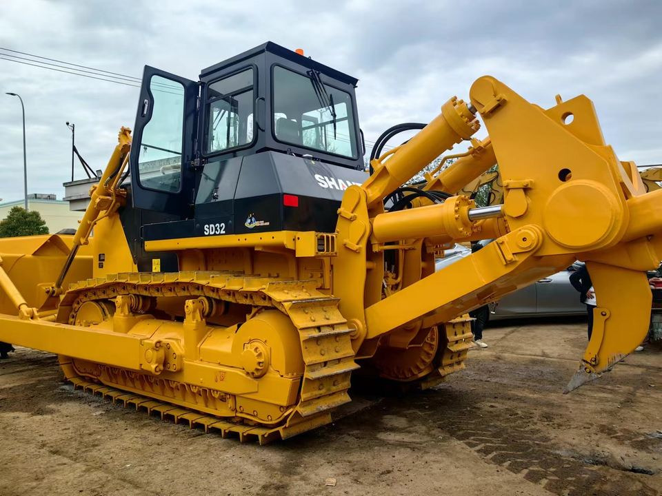 Shantui Second Hand Bulldozer SD32 Original Used Ripper Crawler Bulldozer Core Bearing Including Models SD13 SD16 SD22 SD32 SD42 - Buldózer: 2 kép. Shantui Second Hand Bulldozer SD32 Original Used Ripper Crawler Bulldozer Core Bearing Including Models SD13 SD16 SD22 SD32 SD42 - Buldózer: 2 kép.