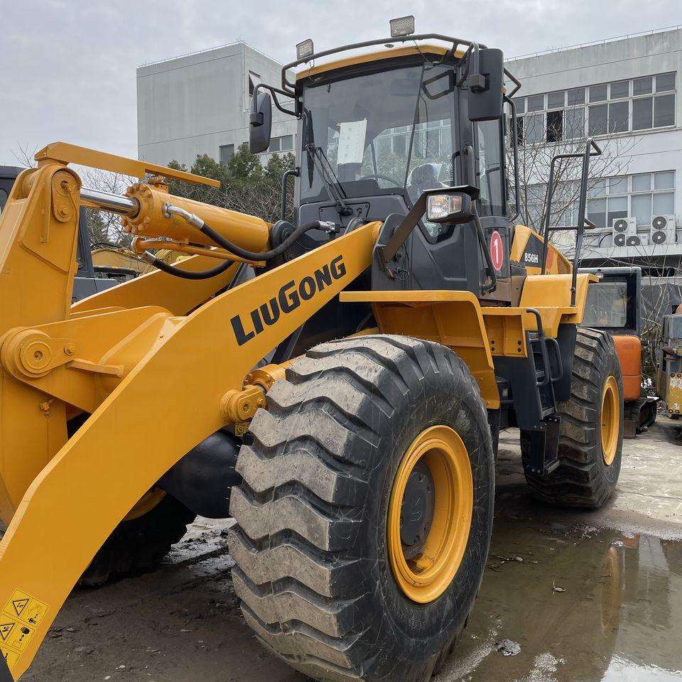 The Second-hand Front-end Loader Liugong 856H Is a Hot Seller in Shanghai, China - Gumikerekes homlokrakodó: 4 kép. The Second-hand Front-end Loader Liugong 856H Is a Hot Seller in Shanghai, China - Gumikerekes homlokrakodó: 4 kép.