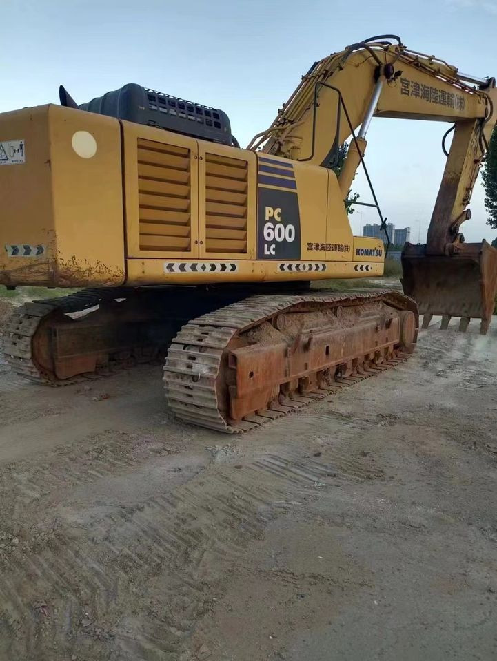 USED EXCAVATOR Good Condition Komatsu PC600-8 Original Japan Cheap Used Excavators Used Original Japan Komatsu PC600 - Lánctalpas kotró: 2 kép. USED EXCAVATOR Good Condition Komatsu PC600-8 Original Japan Cheap Used Excavators Used Original Japan Komatsu PC600 - Lánctalpas kotró: 2 kép.