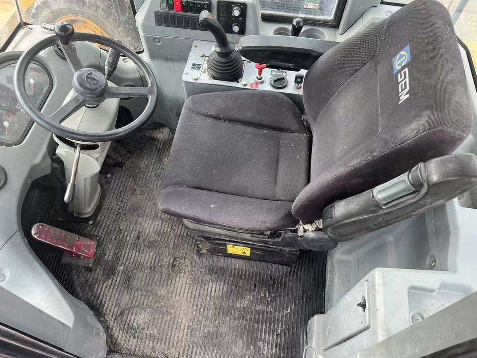 USED SEM 5 TON Mini Loader 656D/656F Front Loader Wheel Backhoe with 655D Engine Bucket Attachments Highly Rated Sale - Gumikerekes homlokrakodó: 4 kép. USED SEM 5 TON Mini Loader 656D/656F Front Loader Wheel Backhoe with 655D Engine Bucket Attachments Highly Rated Sale - Gumikerekes homlokrakodó: 4 kép.