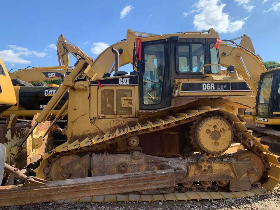 Used Caterpillar Bulldozer D6R, Caterpillar Bulldozer, Caterpillar D6R Bulldozer - Buldózer: 2 kép. Used Caterpillar Bulldozer D6R, Caterpillar Bulldozer, Caterpillar D6R Bulldozer - Buldózer: 2 kép.