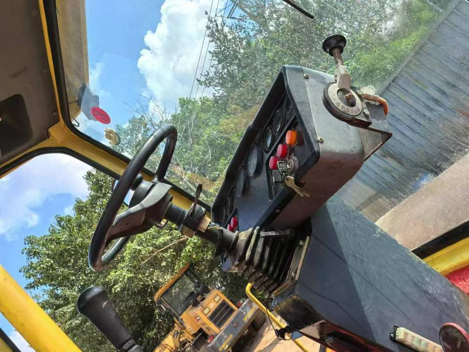 Used Original Road Roller DYNAPAC CA6500D Road Rollers High Quality Second Hand Construction Machinery - Talajtömörítő: 5 kép. Used Original Road Roller DYNAPAC CA6500D Road Rollers High Quality Second Hand Construction Machinery - Talajtömörítő: 5 kép.