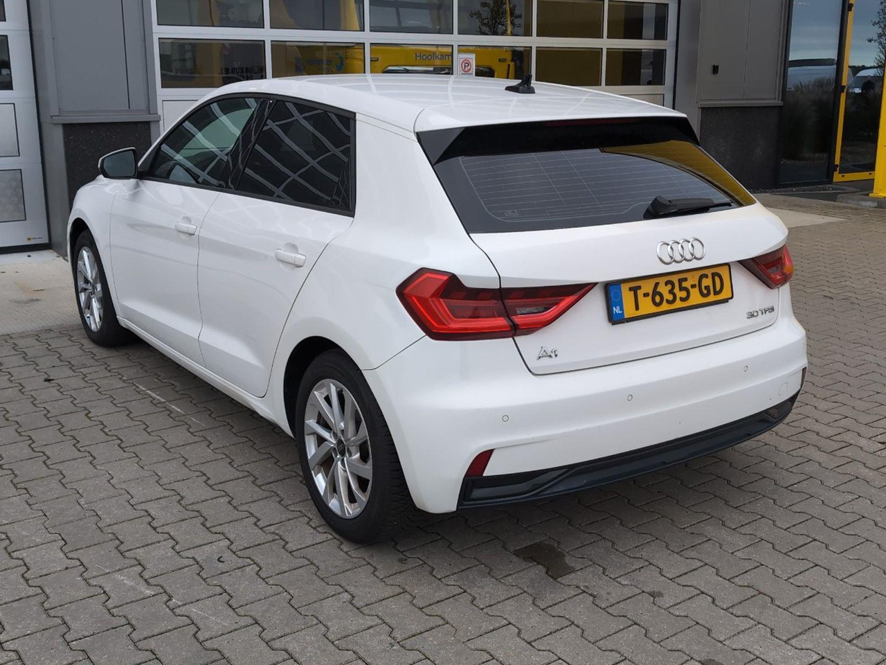 Audi A1 Sportback 30 TFSI S edition | 2021 | 82.211 km | Automaat | T635GD | NAP: Geen oordeel - Hatchback: 3 kép. Audi A1 Sportback 30 TFSI S edition | 2021 | 82.211 km | Automaat | T635GD | NAP: Geen oordeel - Hatchback: 3 kép.