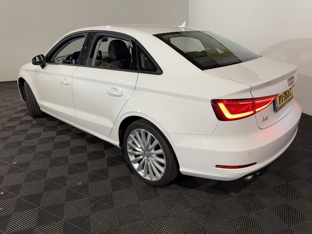 Audi | A3 Limousine | 1.4 TFSI Attraction Pro Line Plus Automaat | 2016 | 256.538 km | PT353Z | Geen oordeel - Szedán: 4 kép. Audi | A3 Limousine | 1.4 TFSI Attraction Pro Line Plus Automaat | 2016 | 256.538 km | PT353Z | Geen oordeel - Szedán: 4 kép.