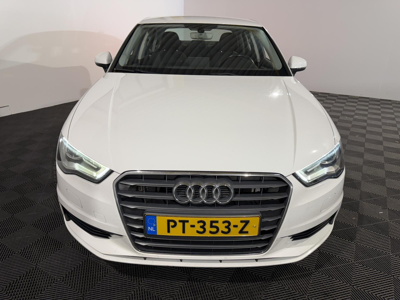 Audi | A3 Limousine | 1.4 TFSI Attraction Pro Line Plus Automaat | 2016 | 256.538 km | PT353Z | Geen oordeel - Szedán: 2 kép. Audi | A3 Limousine | 1.4 TFSI Attraction Pro Line Plus Automaat | 2016 | 256.538 km | PT353Z | Geen oordeel - Szedán: 2 kép.