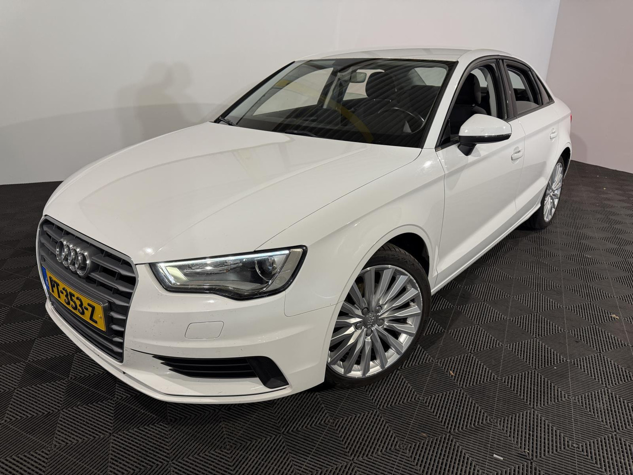 Audi | A3 Limousine | 1.4 TFSI Attraction Pro Line Plus Automaat | 2016 | 256.538 km | PT353Z | Geen oordeel - Szedán: 1 kép. Audi | A3 Limousine | 1.4 TFSI Attraction Pro Line Plus Automaat | 2016 | 256.538 km | PT353Z | Geen oordeel - Szedán: 1 kép.