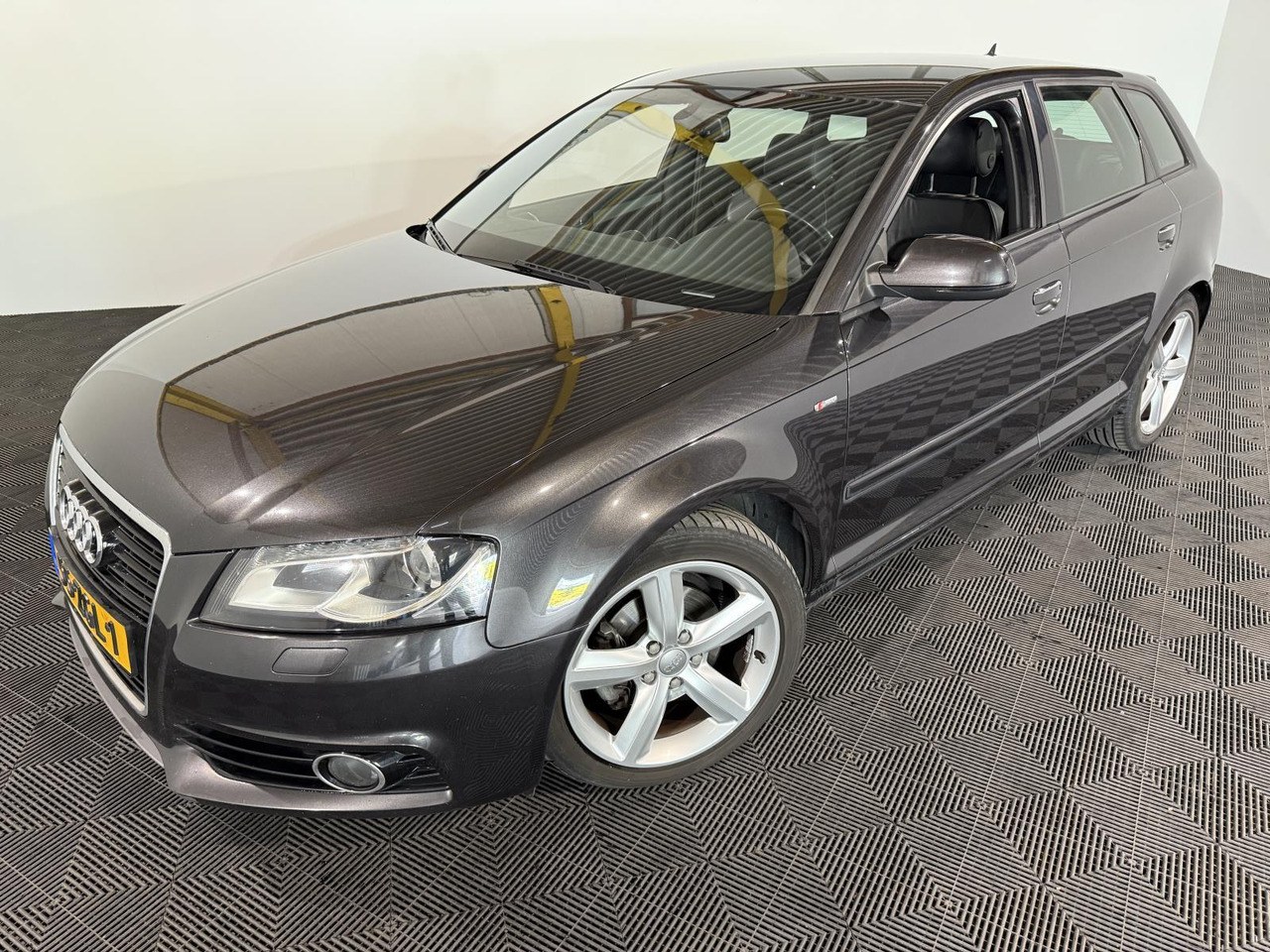 Audi A3 Sportback 1.2 TFSI S-Line 55-ZGL-1 246.717 km - Autó: 1 kép. Audi A3 Sportback 1.2 TFSI S-Line 55-ZGL-1 246.717 km - Autó: 1 kép.