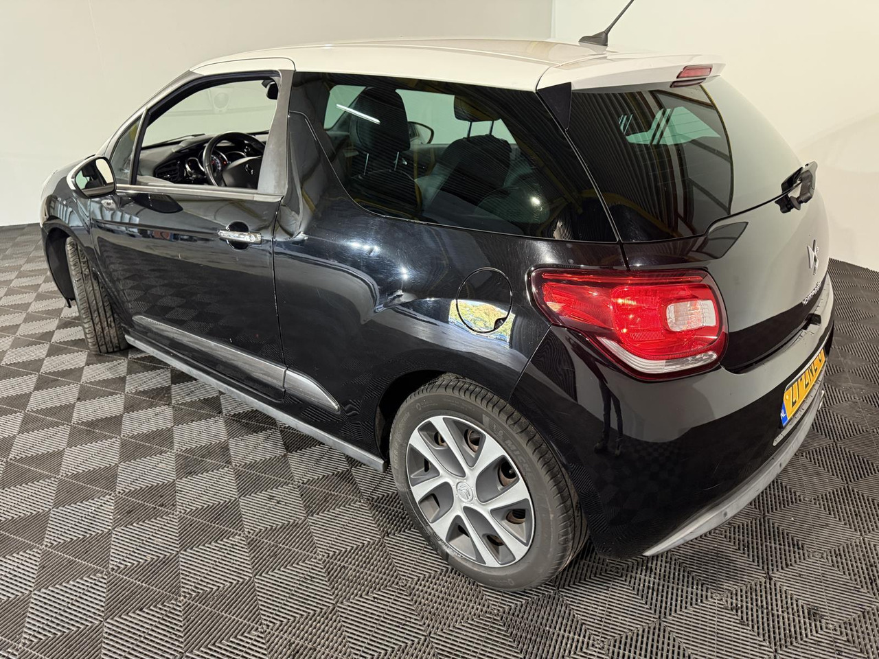 Citroen | DS3 | 1.2 VTi Business | 2013 | 136.694 km | 27ZNL6 | Logisch - Hatchback: 2 kép. Citroen | DS3 | 1.2 VTi Business | 2013 | 136.694 km | 27ZNL6 | Logisch - Hatchback: 2 kép.
