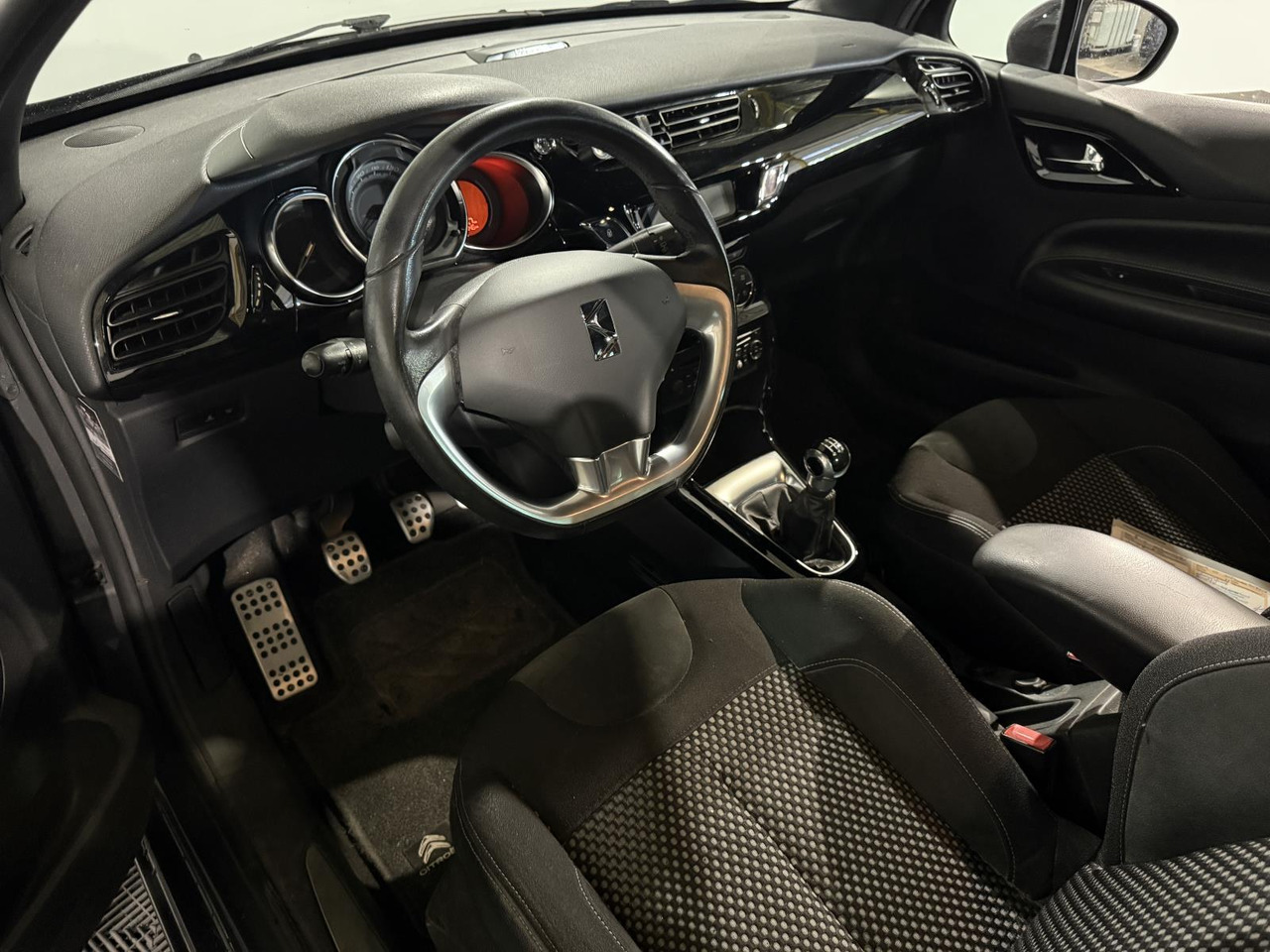 Citroen DS3 1.6 e-HDi So Chic | 2012 | 277.448 km | 14-XLR-7 - Hatchback: 4 kép. Citroen DS3 1.6 e-HDi So Chic | 2012 | 277.448 km | 14-XLR-7 - Hatchback: 4 kép.