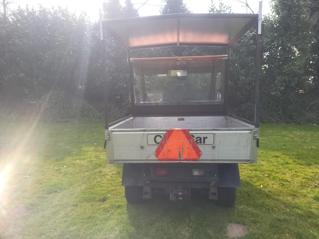 Club Car Carryall Turf 2 2009 Dichte Cabine en Elektrische Kiepbak Marge kavel Incl Lader - Golfkocsi: 4 kép. Club Car Carryall Turf 2 2009 Dichte Cabine en Elektrische Kiepbak Marge kavel Incl Lader - Golfkocsi: 4 kép.