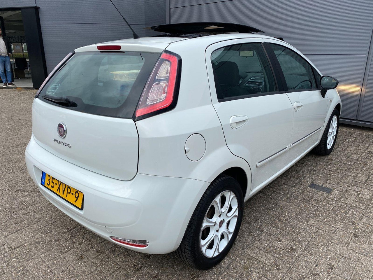 Fiat Punto Evo 0.9 TwinAir Easy | 2012 | 219.036 km | 35XVP9 | NAP: Logisch - Hatchback: 4 kép. Fiat Punto Evo 0.9 TwinAir Easy | 2012 | 219.036 km | 35XVP9 | NAP: Logisch - Hatchback: 4 kép.