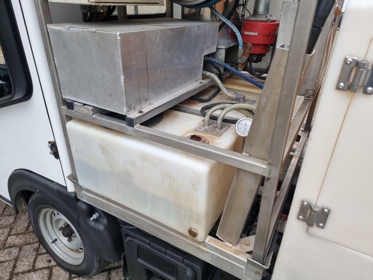 Goupil G3 Kipper met Hogedrukreiniger T-07-BSZ - Golfkocsi: 4 kép. Goupil G3 Kipper met Hogedrukreiniger T-07-BSZ - Golfkocsi: 4 kép.