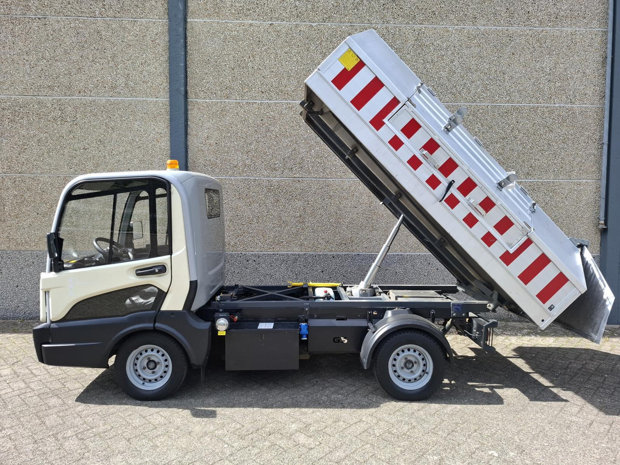 Goupil G5 Elektrische Stratenreinigingsmachine T-92-BSX - Elektromos kishaszonjármű: 3 kép. Goupil G5 Elektrische Stratenreinigingsmachine T-92-BSX - Elektromos kishaszonjármű: 3 kép.