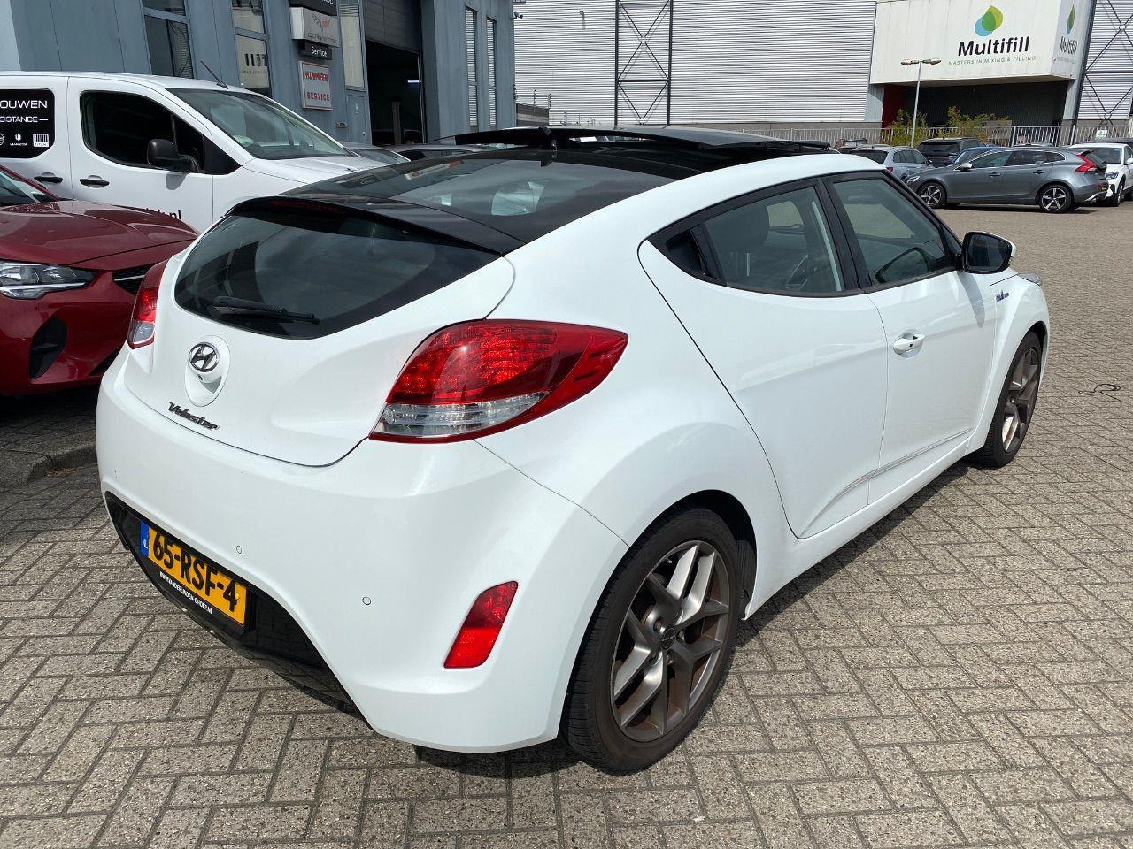 Hyundai Veloster 1.6 GDI i - Catcher | 2011 | 154.385 km | 65RSF4 | NAP: Logisch - Autó: 4 kép. Hyundai Veloster 1.6 GDI i - Catcher | 2011 | 154.385 km | 65RSF4 | NAP: Logisch - Autó: 4 kép.