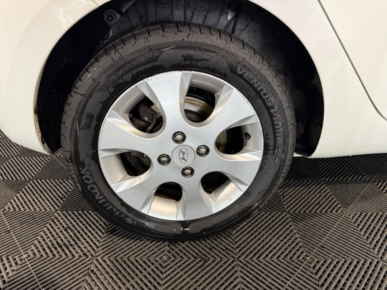 Hyundai | i20 | 1.4i i-Catcher | 2009 | 194.823 km | 36HVV4 | Logisch - Hatchback: 3 kép. Hyundai | i20 | 1.4i i-Catcher | 2009 | 194.823 km | 36HVV4 | Logisch - Hatchback: 3 kép.