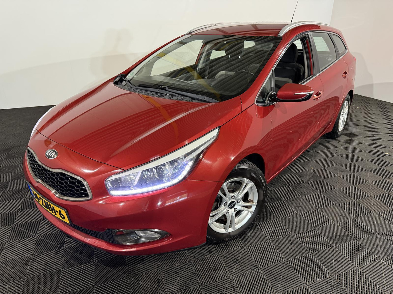 Kia | cee'd Sportswagon | 1.6 CRDi Plus Pack | 2013 | 296.728 km | 34ZNH6 | Logisch - Autó: 1 kép. Kia | cee'd Sportswagon | 1.6 CRDi Plus Pack | 2013 | 296.728 km | 34ZNH6 | Logisch - Autó: 1 kép.