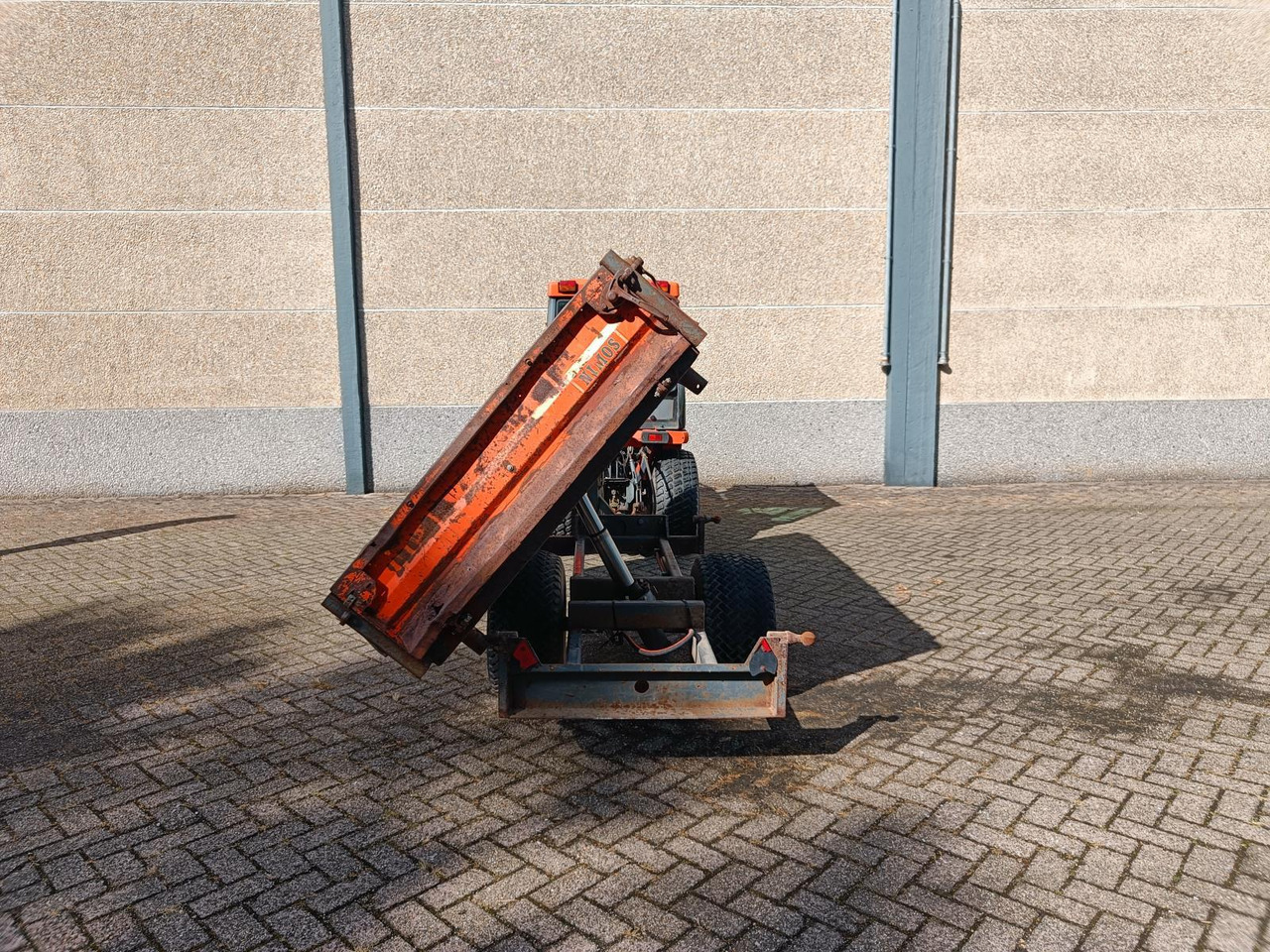 Kubota B2410 met Nimos Kipper - Traktor: 4 kép. Kubota B2410 met Nimos Kipper - Traktor: 4 kép.