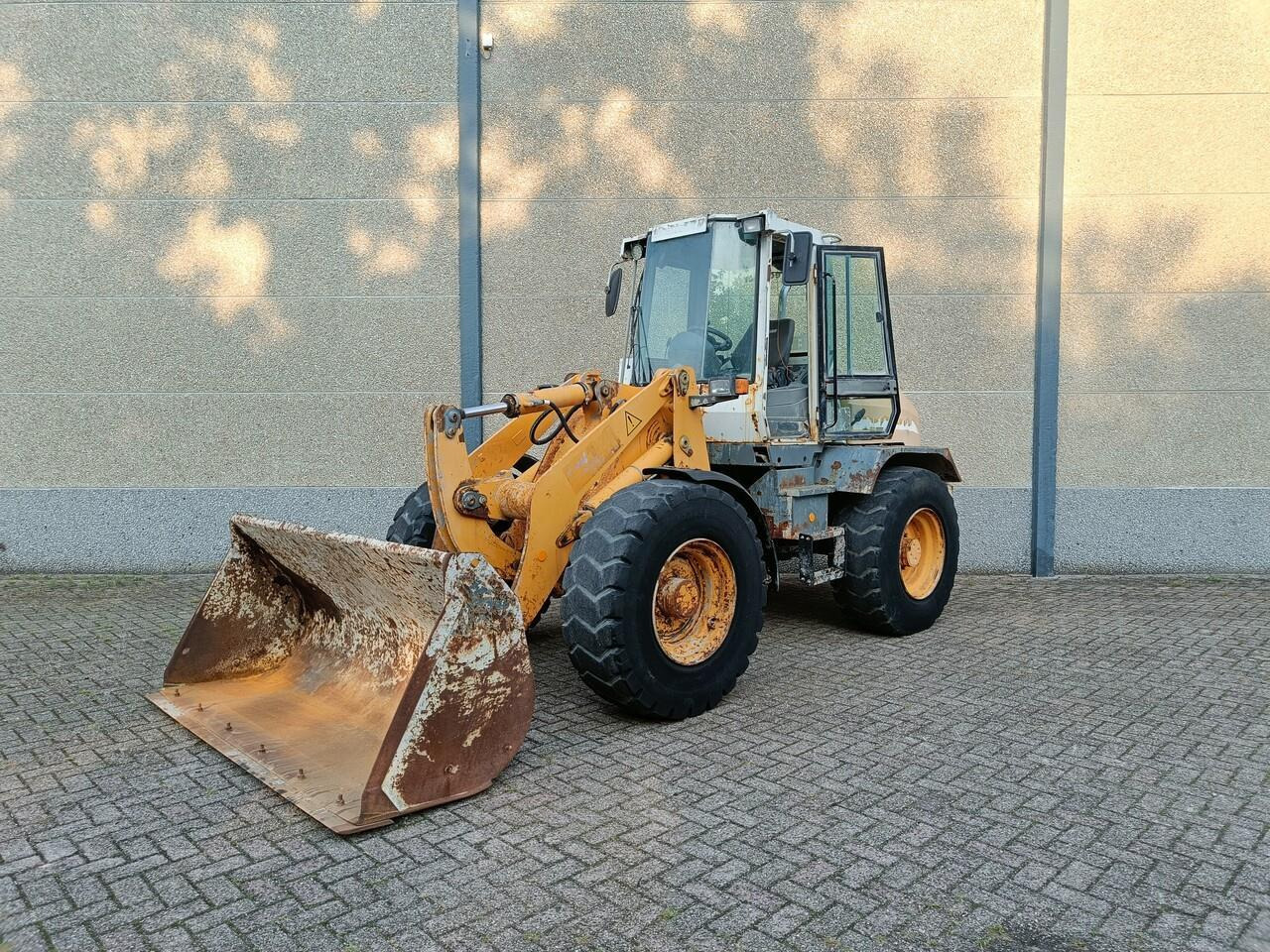 Liebherr L514 Shovel - Gumikerekes homlokrakodó: 1 kép. Liebherr L514 Shovel - Gumikerekes homlokrakodó: 1 kép.