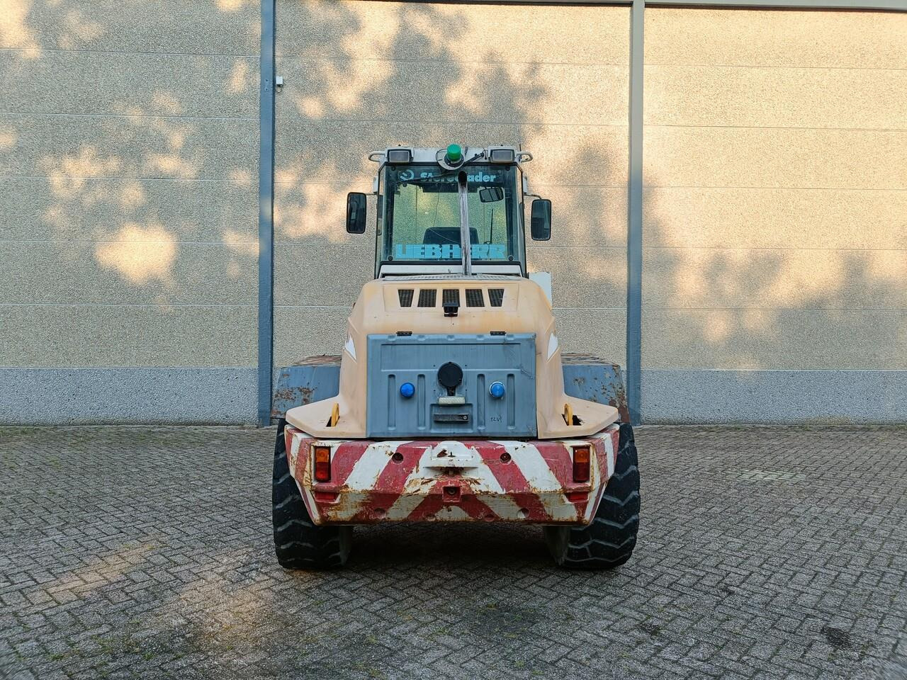 Liebherr L514 Shovel - Gumikerekes homlokrakodó: 4 kép. Liebherr L514 Shovel - Gumikerekes homlokrakodó: 4 kép.
