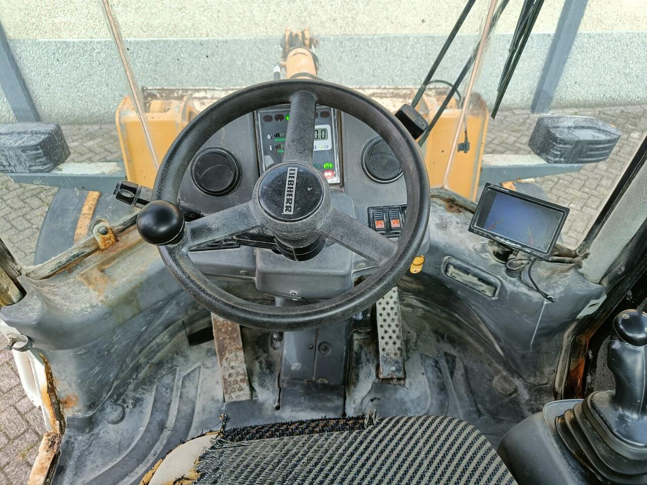 Liebherr L514 Shovel - Gumikerekes homlokrakodó: 5 kép. Liebherr L514 Shovel - Gumikerekes homlokrakodó: 5 kép.