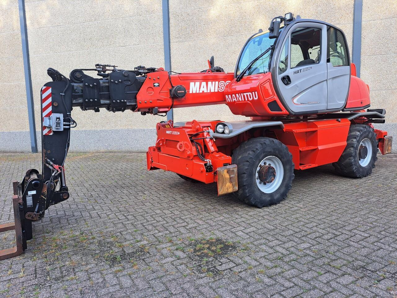 Manitou MRT 2150+ Privilege All-Terrain Roterende Verreiker (2015) - Teleszkópos rakodó: 2 kép. Manitou MRT 2150+ Privilege All-Terrain Roterende Verreiker (2015) - Teleszkópos rakodó: 2 kép.
