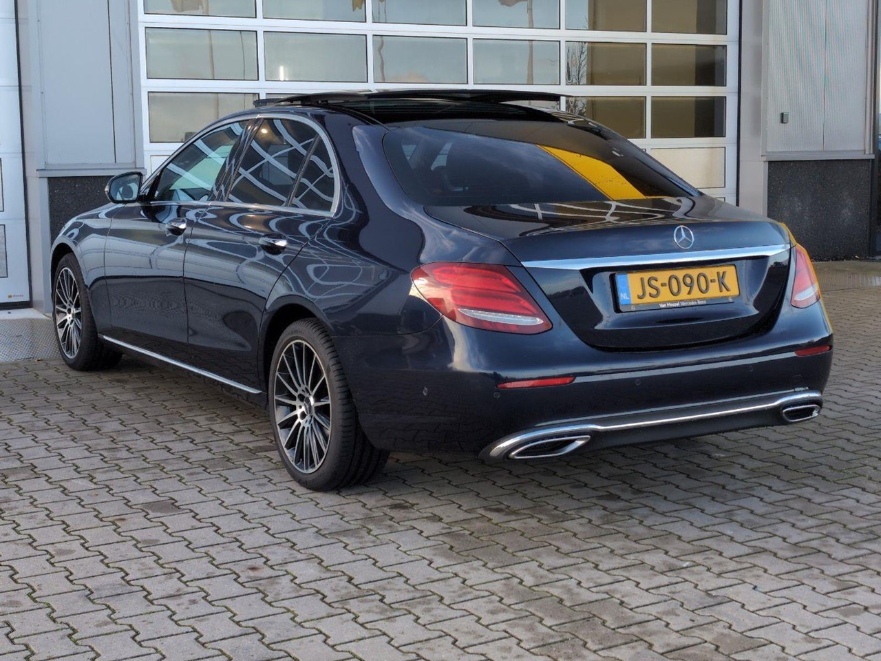 Mercedes-Benz E-klasse 220 d Lease Edition Prestige Plus | 2016 | 286.876 km | Automaat | JS090K | NAP: Logisch - Szedán: 3 kép. Mercedes-Benz E-klasse 220 d Lease Edition Prestige Plus | 2016 | 286.876 km | Automaat | JS090K | NAP: Logisch - Szedán: 3 kép.