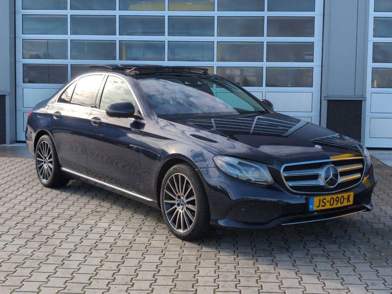 Mercedes-Benz E-klasse 220 d Lease Edition Prestige Plus | 2016 | 286.876 km | Automaat | JS090K | NAP: Logisch - Szedán: 2 kép. Mercedes-Benz E-klasse 220 d Lease Edition Prestige Plus | 2016 | 286.876 km | Automaat | JS090K | NAP: Logisch - Szedán: 2 kép.