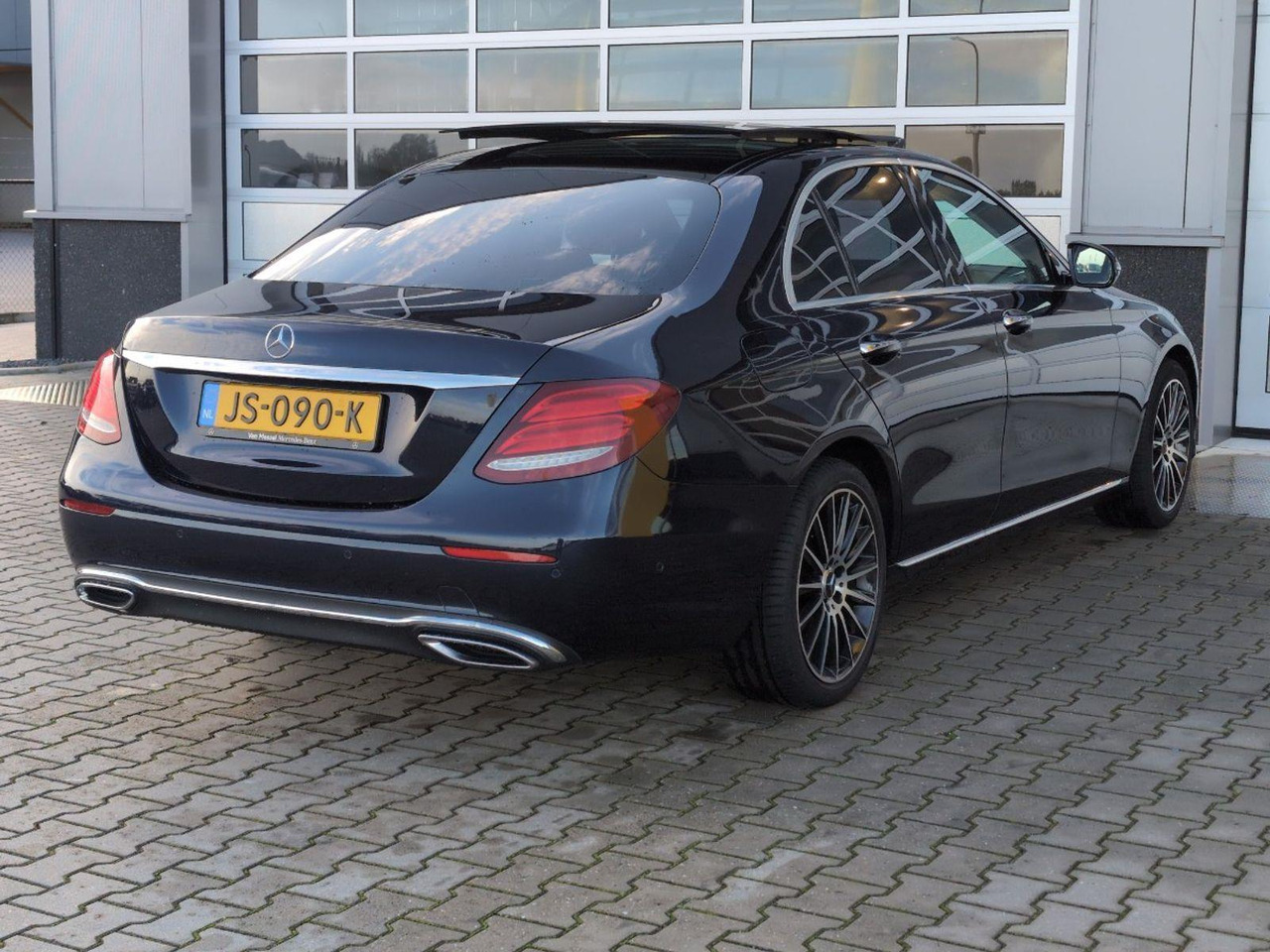 Mercedes-Benz E-klasse 220 d Lease Edition Prestige Plus | 2016 | 286.876 km | Automaat | JS090K | NAP: Logisch - Szedán: 4 kép. Mercedes-Benz E-klasse 220 d Lease Edition Prestige Plus | 2016 | 286.876 km | Automaat | JS090K | NAP: Logisch - Szedán: 4 kép.