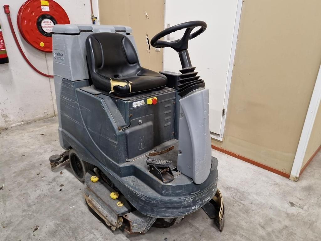 Nilfisk BR 755 Ecoflex Zit-Schrobmachine – 2015 - Takarítógép: 2 kép. Nilfisk BR 755 Ecoflex Zit-Schrobmachine – 2015 - Takarítógép: 2 kép.