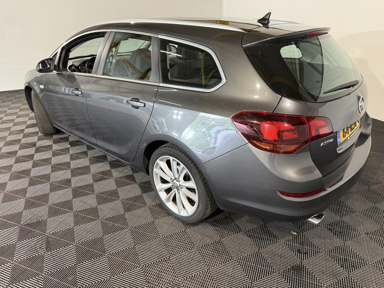 Opel Astra Sports Tourer 1.4 Turbo Cosmo 64-RJV-4 - Autó: 3 kép. Opel Astra Sports Tourer 1.4 Turbo Cosmo 64-RJV-4 - Autó: 3 kép.