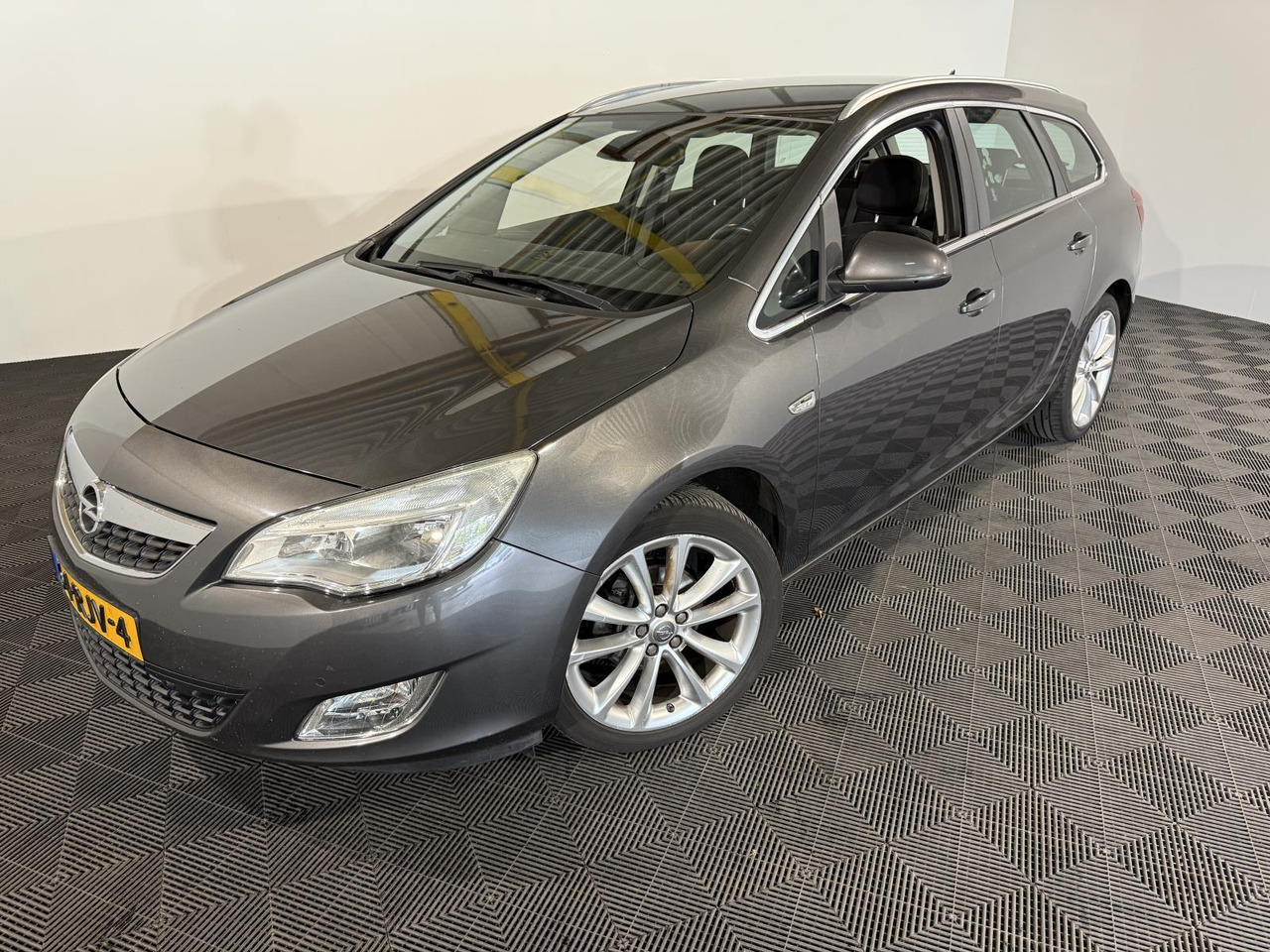 Opel Astra Sports Tourer 1.4 Turbo Cosmo 64-RJV-4 - Autó: 1 kép. Opel Astra Sports Tourer 1.4 Turbo Cosmo 64-RJV-4 - Autó: 1 kép.