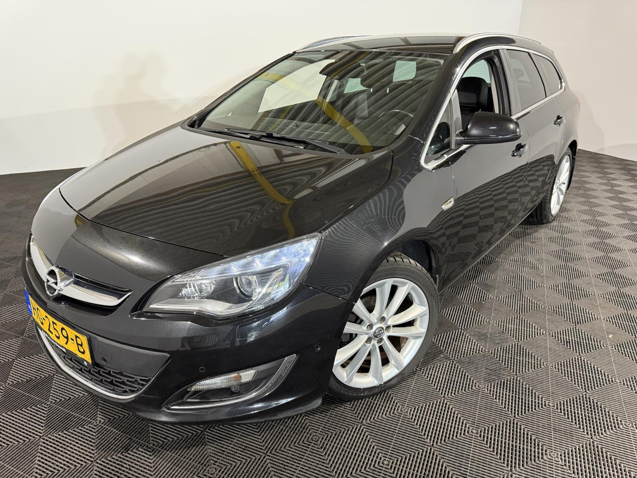 Opel | Astra Sports Tourer | 1.4 Turbo Sport + | 2015 | 218.258 km | HG259B | Logisch - Autó: 1 kép. Opel | Astra Sports Tourer | 1.4 Turbo Sport + | 2015 | 218.258 km | HG259B | Logisch - Autó: 1 kép.