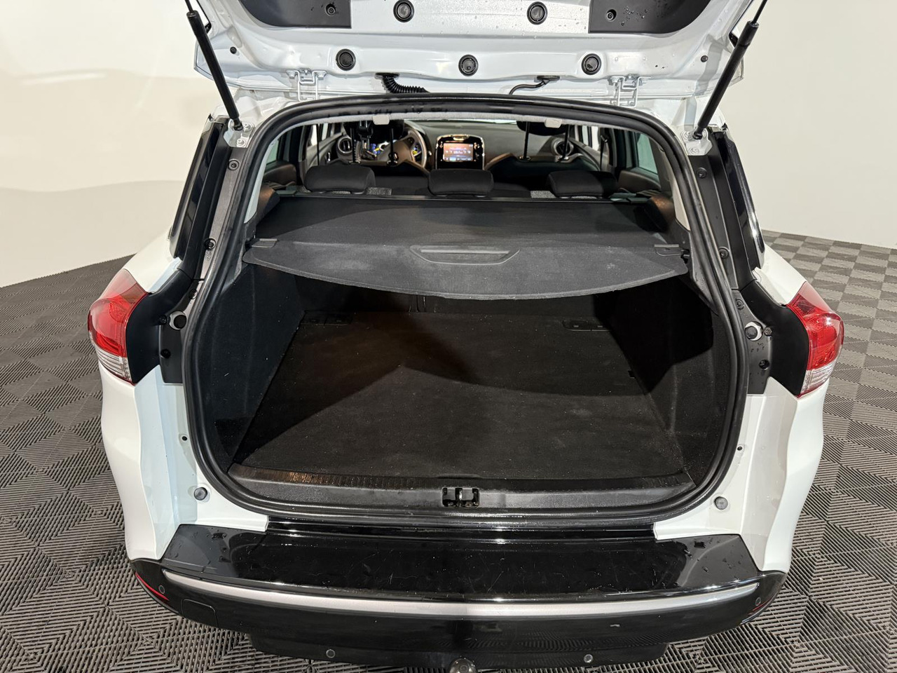 Renault | Clio Estate | 0.9 TCe Night&Day | 2014 | 176.858 km | 3ZBH50 | Logisch - Autó: 2 kép. Renault | Clio Estate | 0.9 TCe Night&Day | 2014 | 176.858 km | 3ZBH50 | Logisch - Autó: 2 kép.