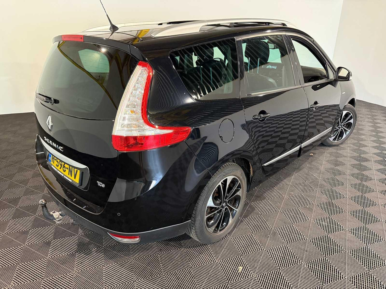 Renault Grand Scénic 1.2 Tce Bose | 2016 | 118.319 km | H-596-NV - Autó: 4 kép. Renault Grand Scénic 1.2 Tce Bose | 2016 | 118.319 km | H-596-NV - Autó: 4 kép.