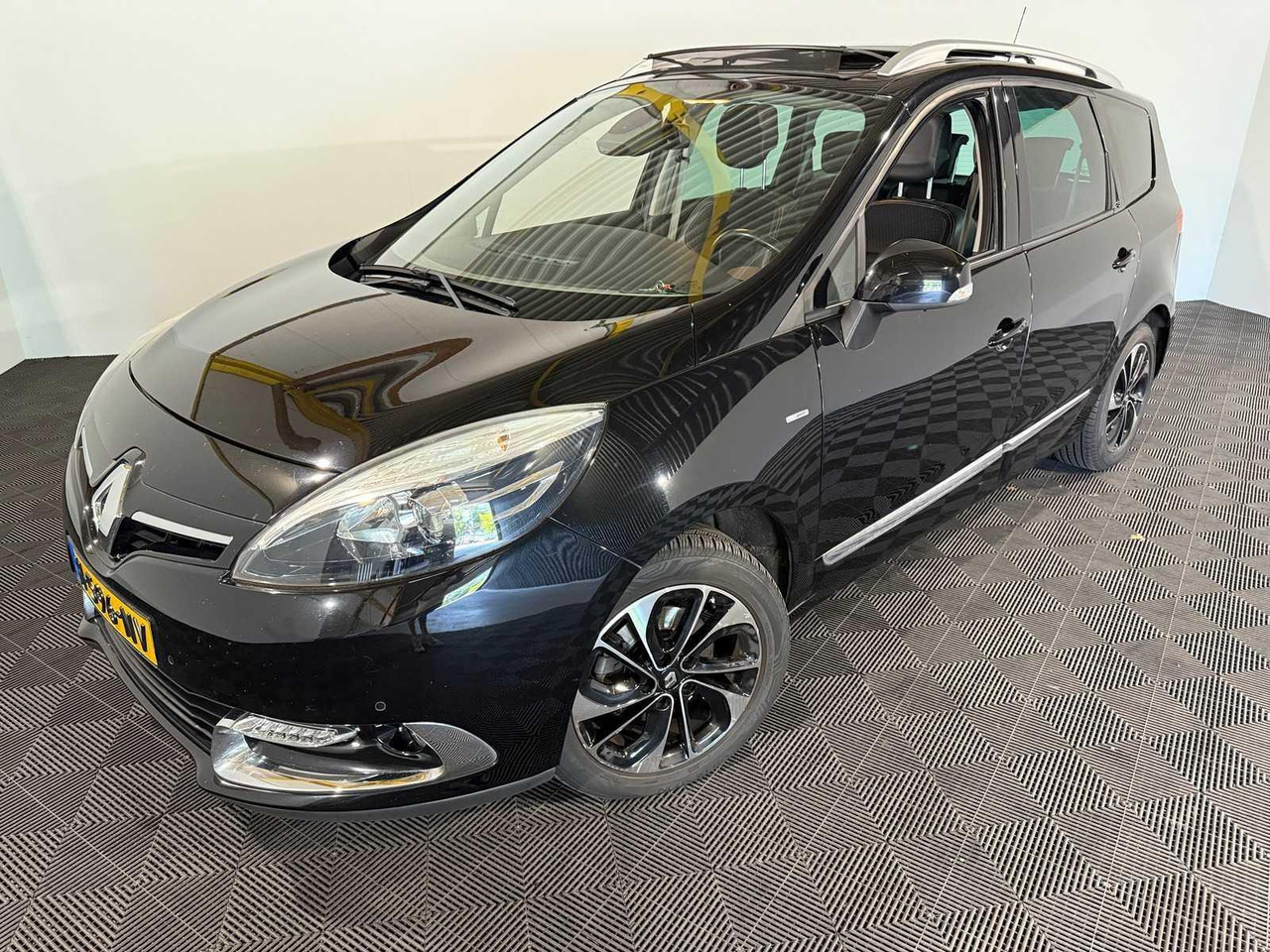Renault Grand Scénic 1.2 Tce Bose | 2016 | 118.319 km | H-596-NV - Autó: 1 kép. Renault Grand Scénic 1.2 Tce Bose | 2016 | 118.319 km | H-596-NV - Autó: 1 kép.