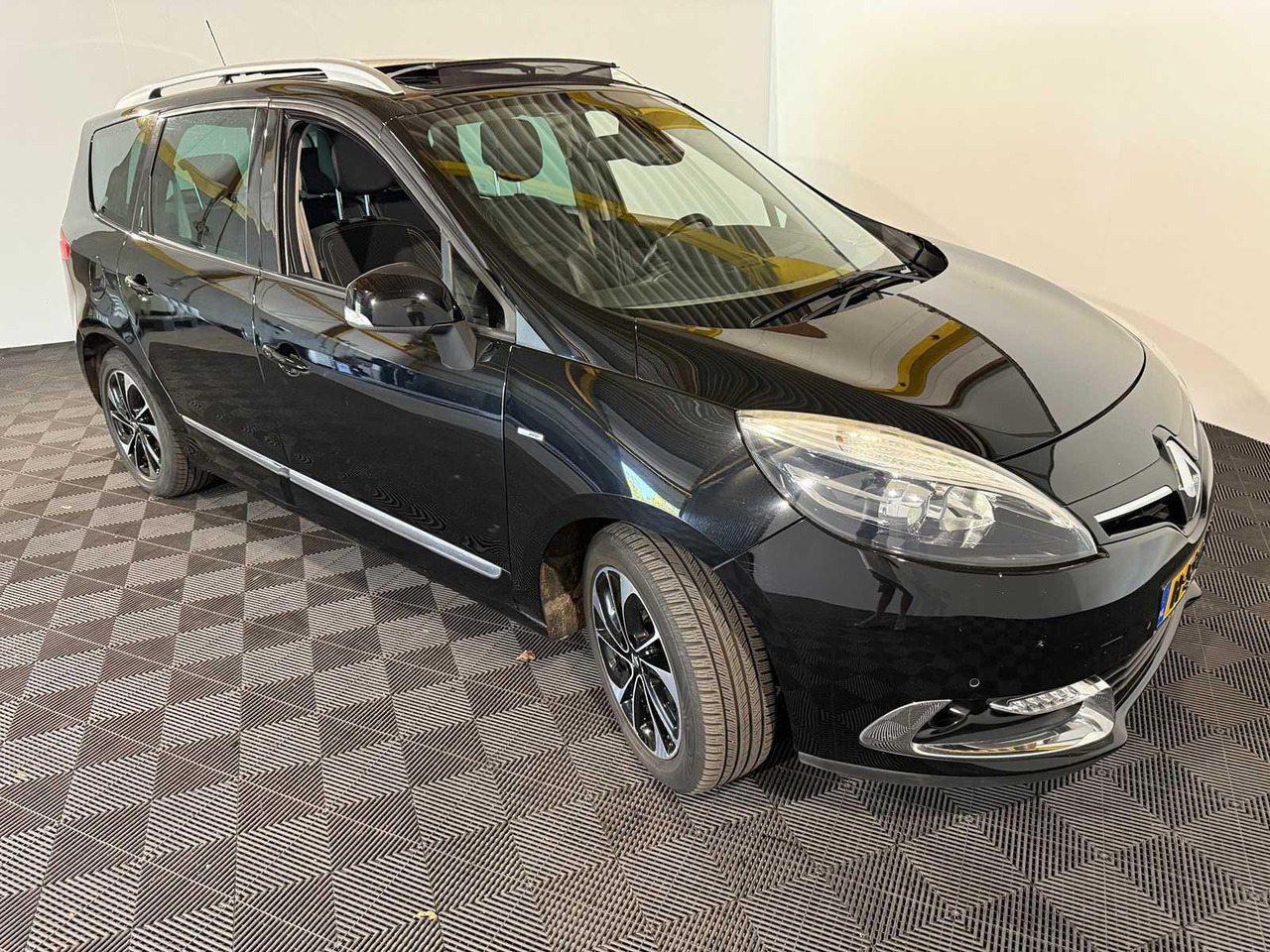 Renault Grand Scénic 1.2 Tce Bose | 2016 | 118.319 km | H-596-NV - Autó: 5 kép. Renault Grand Scénic 1.2 Tce Bose | 2016 | 118.319 km | H-596-NV - Autó: 5 kép.