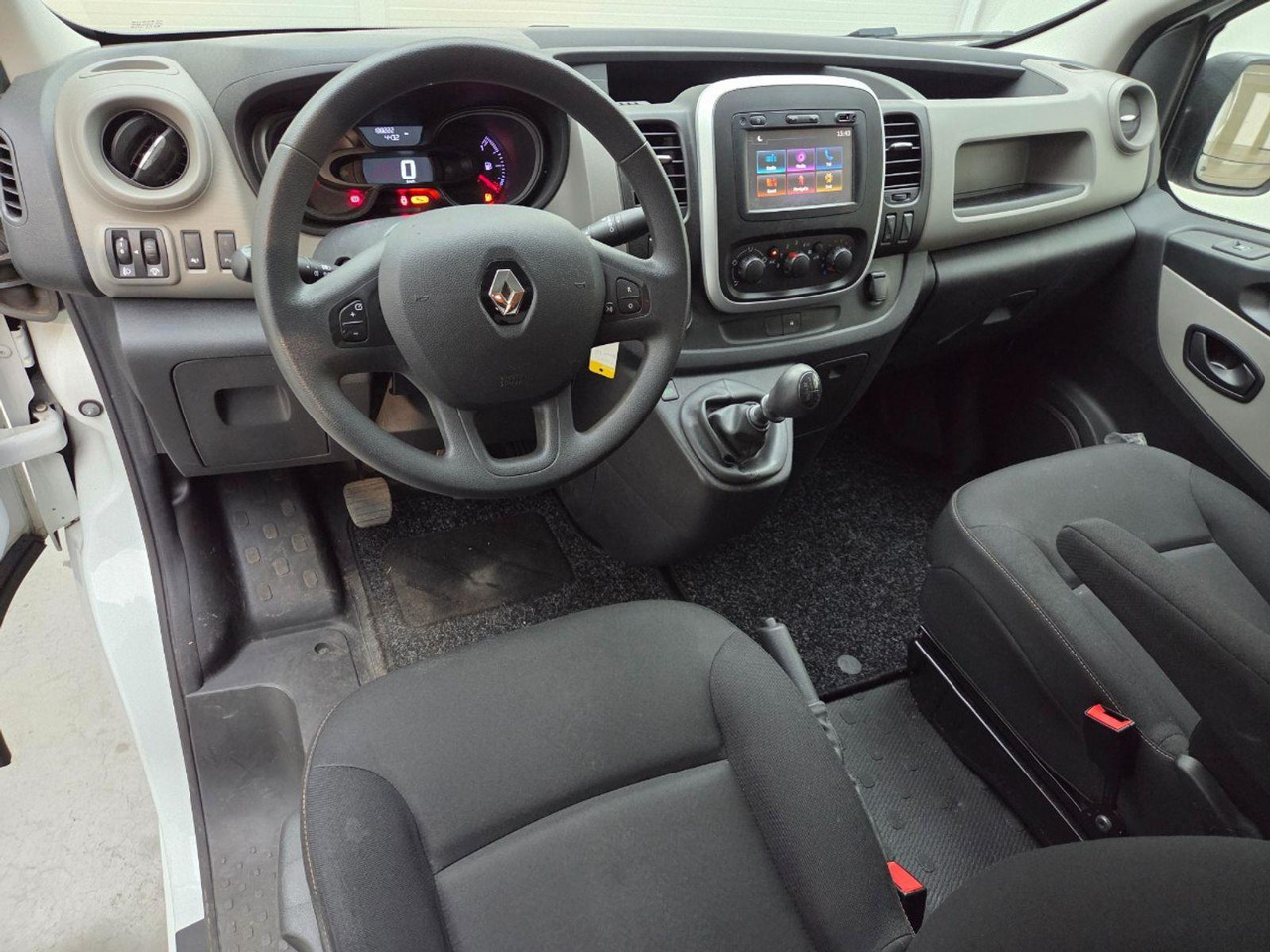 Renault Trafic 1.6 dCi T29 L1H1 Comfort Energy | 2018 | 188.221 km | V327TJ | NAP: Logisch - Furgon: 5 kép. Renault Trafic 1.6 dCi T29 L1H1 Comfort Energy | 2018 | 188.221 km | V327TJ | NAP: Logisch - Furgon: 5 kép.