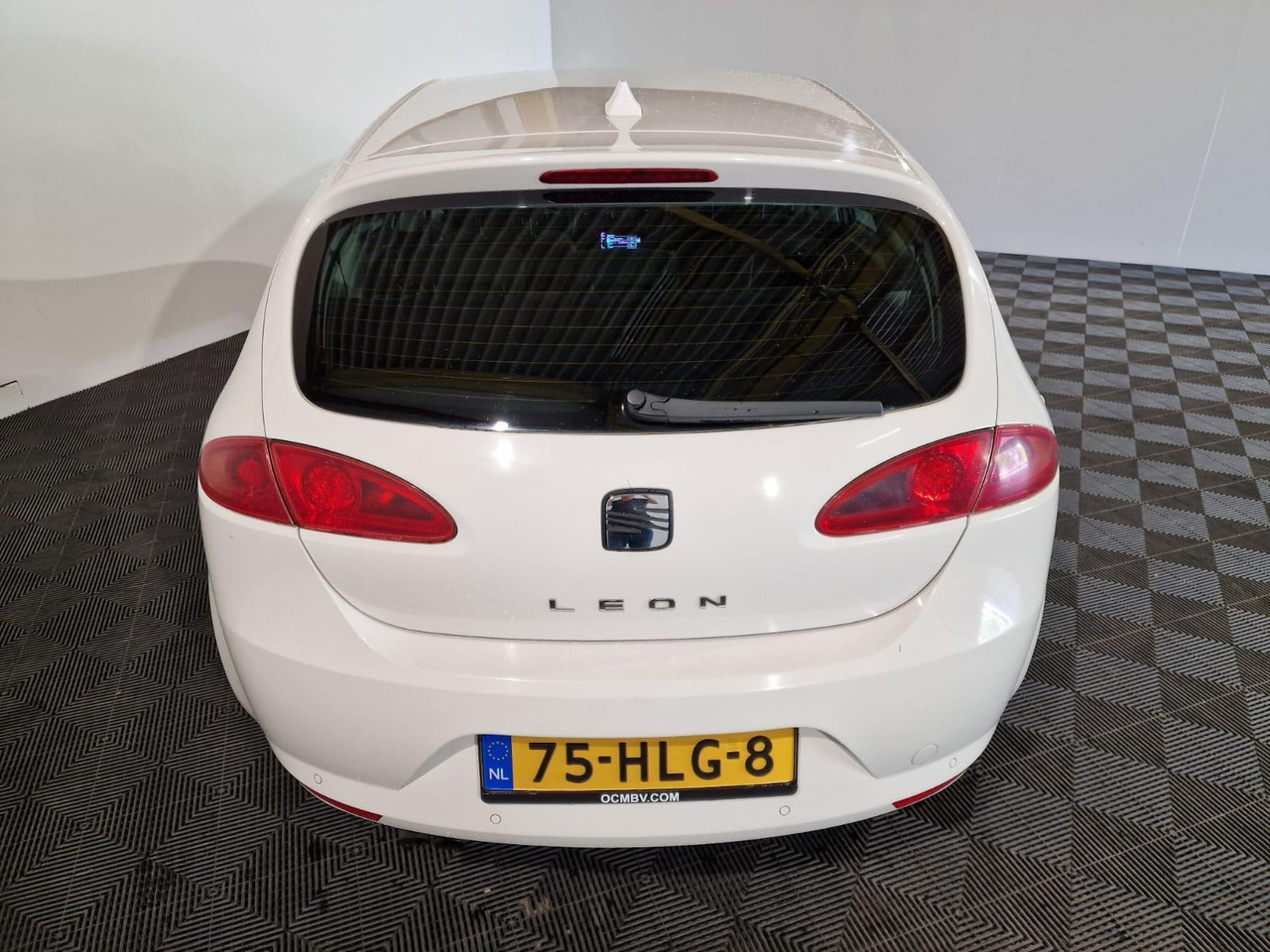 SEAT Leon 1.4 TSI Business Style 75-HLG-8 268.116 km - Autó: 2 kép. SEAT Leon 1.4 TSI Business Style 75-HLG-8 268.116 km - Autó: 2 kép.