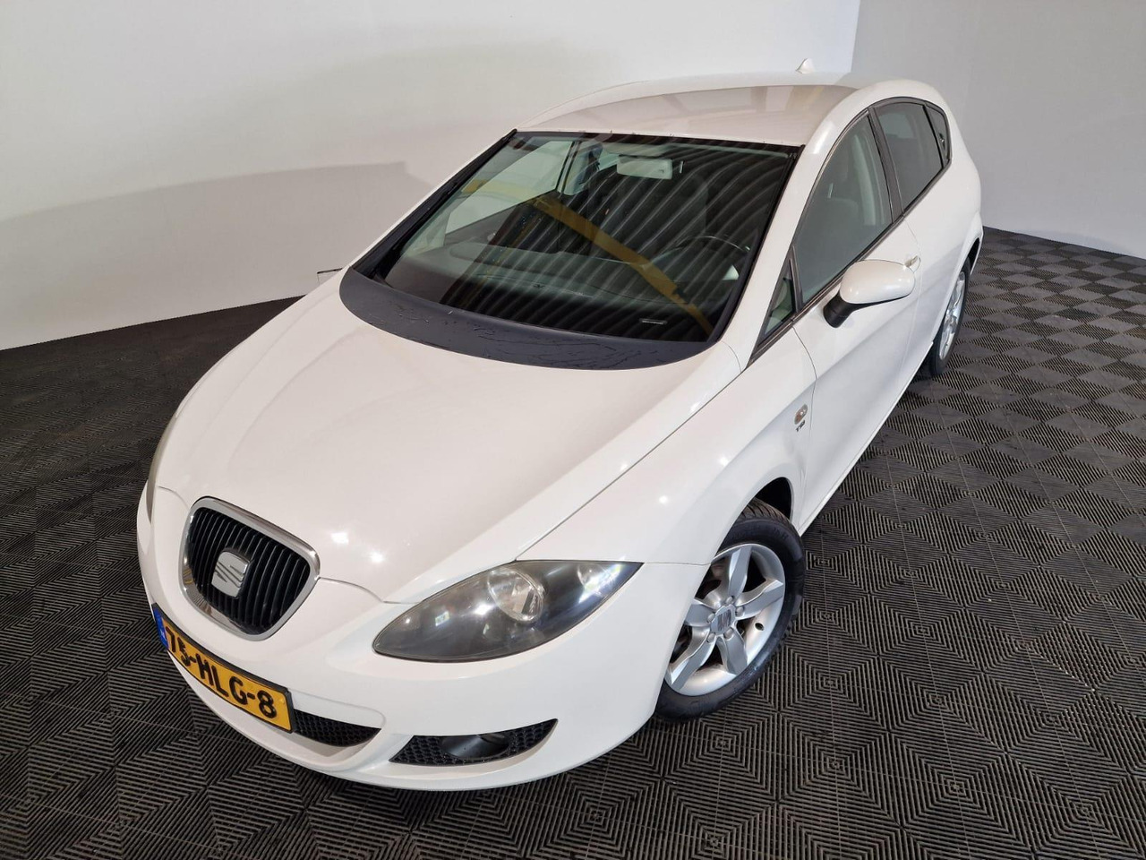 SEAT Leon 1.4 TSI Business Style 75-HLG-8 268.116 km - Autó: 1 kép. SEAT Leon 1.4 TSI Business Style 75-HLG-8 268.116 km - Autó: 1 kép.