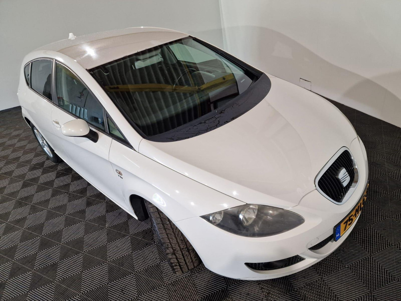 SEAT Leon 1.4 TSI Business Style 75-HLG-8 268.116 km - Autó: 5 kép. SEAT Leon 1.4 TSI Business Style 75-HLG-8 268.116 km - Autó: 5 kép.