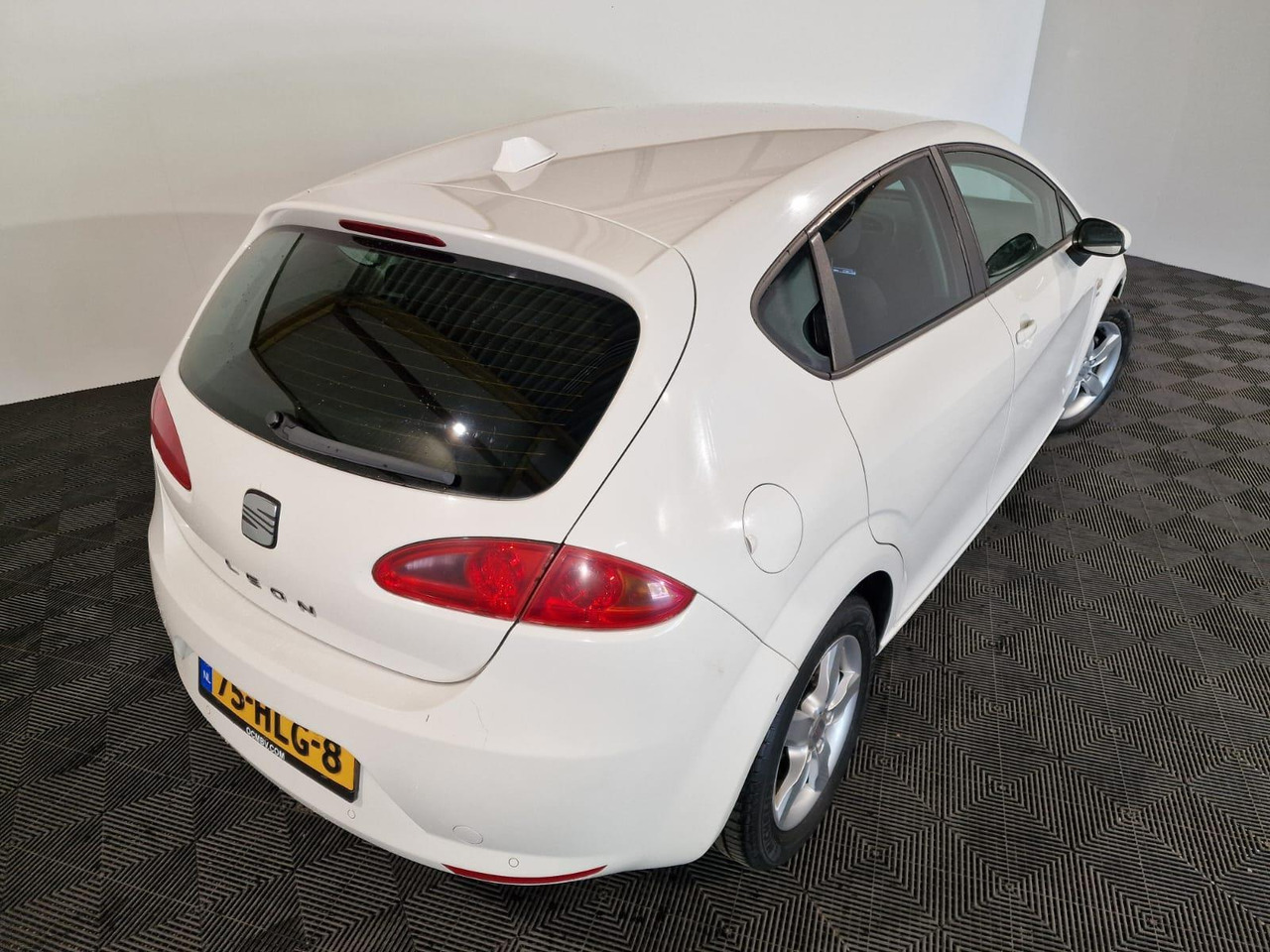 SEAT Leon 1.4 TSI Business Style 75-HLG-8 268.116 km - Autó: 4 kép. SEAT Leon 1.4 TSI Business Style 75-HLG-8 268.116 km - Autó: 4 kép.
