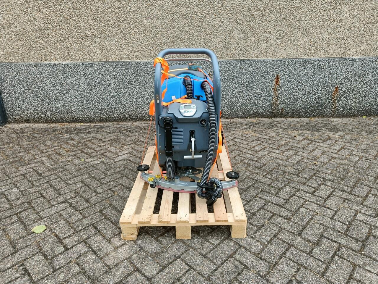 Schrob/ Veegmachine Nieuw - Takarítógép: 4 kép. Schrob/ Veegmachine Nieuw - Takarítógép: 4 kép.