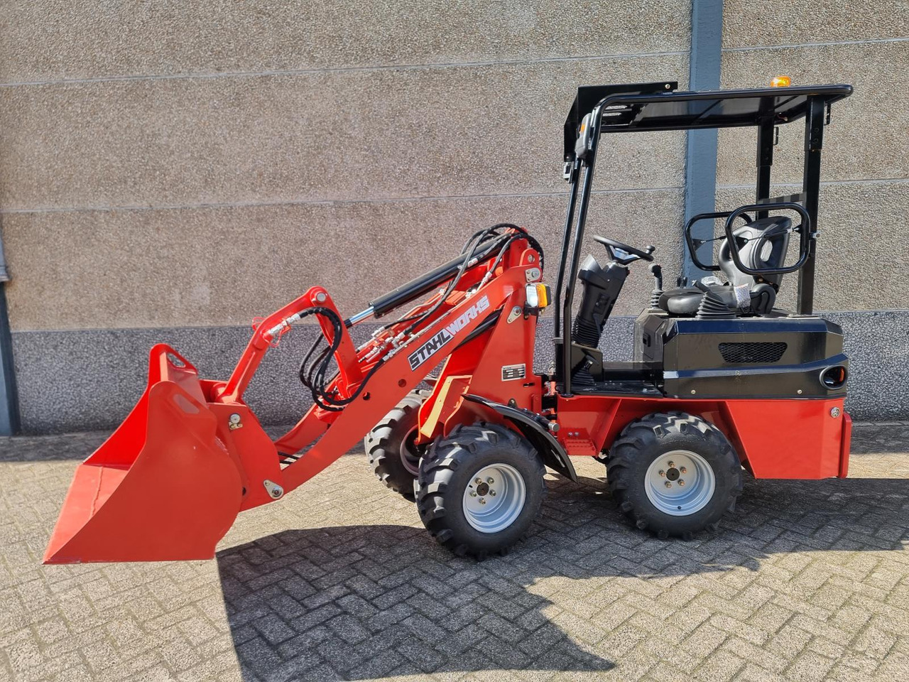 Stahlworks R906 Shovel Nieuw - Gumikerekes homlokrakodó: 5 kép. Stahlworks R906 Shovel Nieuw - Gumikerekes homlokrakodó: 5 kép.