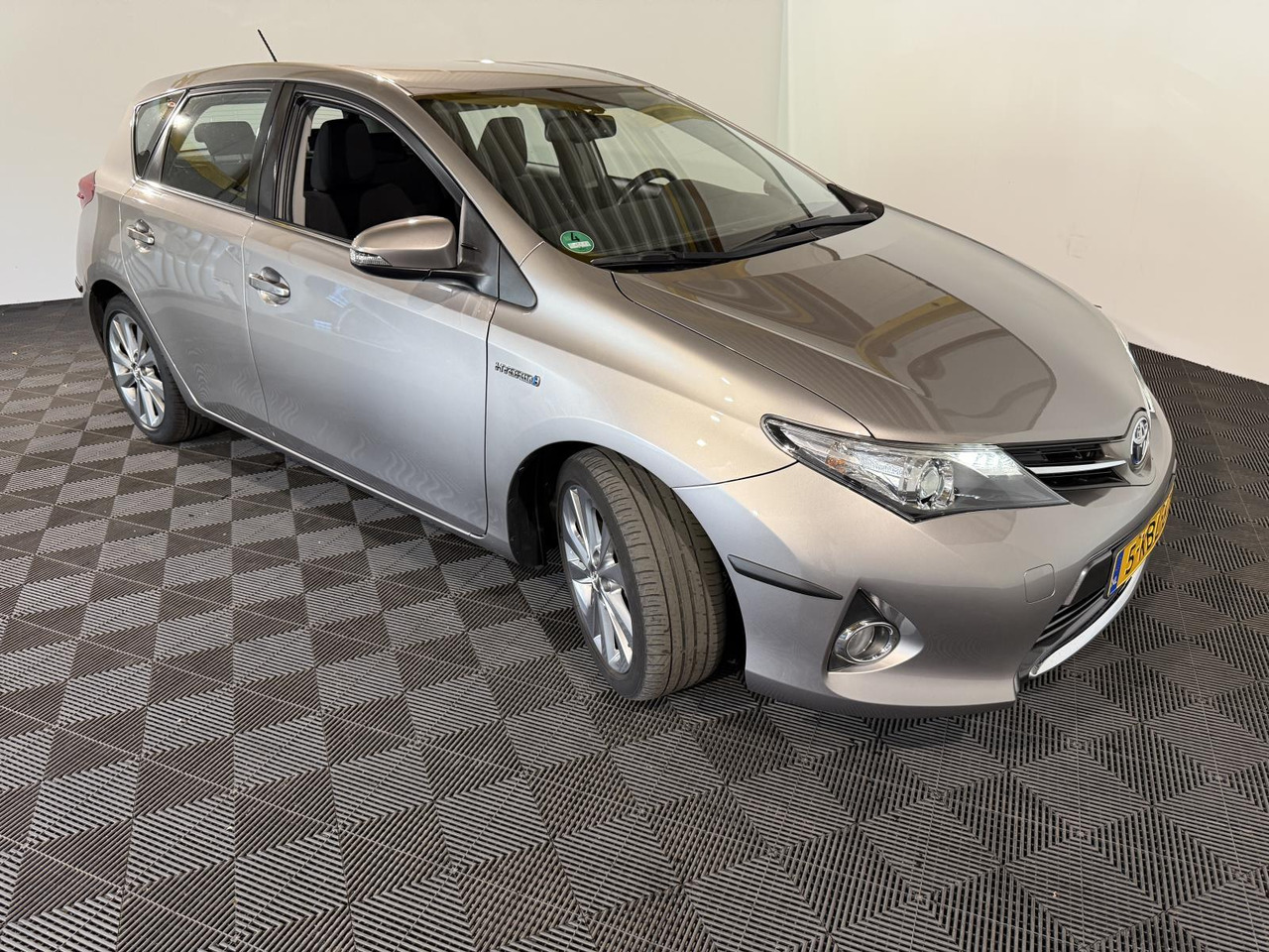 Toyota Auris 1.8 Hybrid Dynamic | 2013 | 191.085 km | 5-KBL-67 - Hatchback: 4 kép. Toyota Auris 1.8 Hybrid Dynamic | 2013 | 191.085 km | 5-KBL-67 - Hatchback: 4 kép.