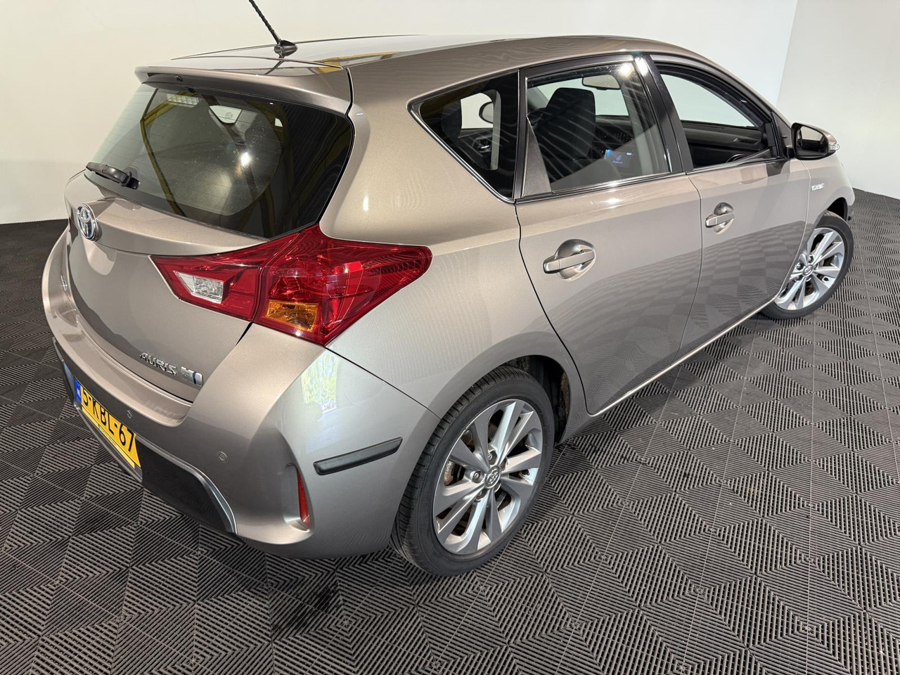 Toyota Auris 1.8 Hybrid Dynamic | 2013 | 191.085 km | 5-KBL-67 - Hatchback: 3 kép. Toyota Auris 1.8 Hybrid Dynamic | 2013 | 191.085 km | 5-KBL-67 - Hatchback: 3 kép.