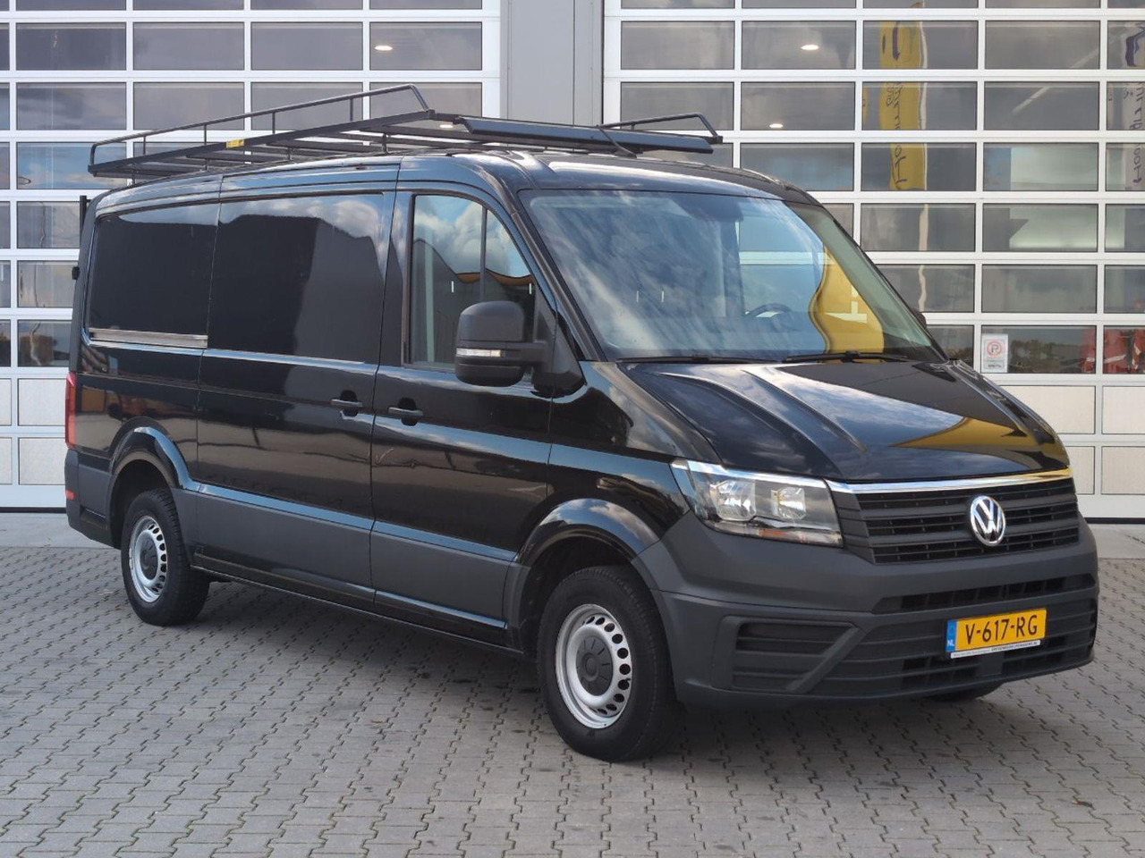 Volkswagen Crafter 30 2.0 TDI L3H2 Trendline | 2018 | 101.985 km | V617RG | NAP: Logisch - Furgon: 2 kép. Volkswagen Crafter 30 2.0 TDI L3H2 Trendline | 2018 | 101.985 km | V617RG | NAP: Logisch - Furgon: 2 kép.