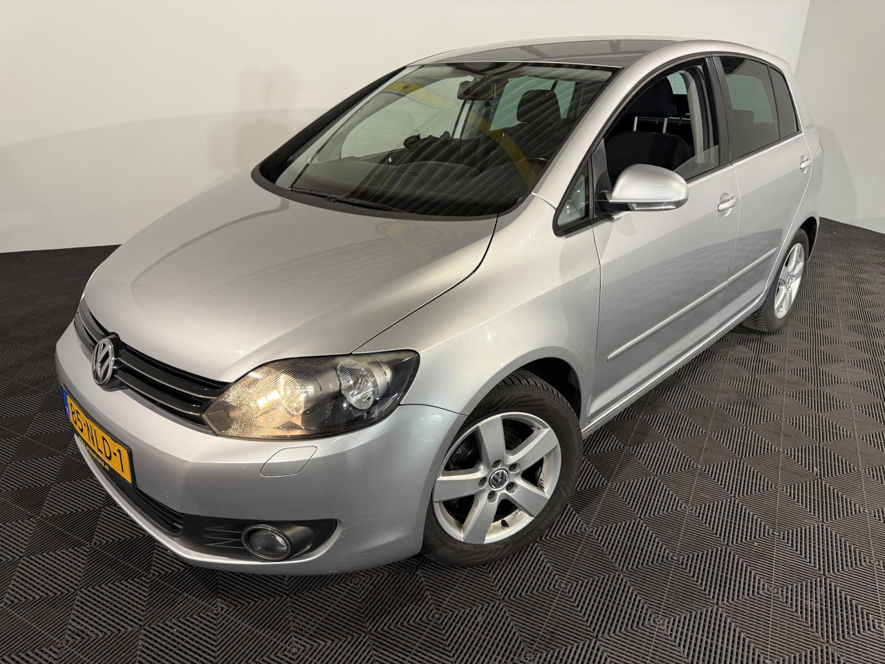 Volkswagen Golf Plus 1.2 TSI Tour II BlueMotion | 2010 | 184.829 km | 85-NLD-1 - Autó: 1 kép. Volkswagen Golf Plus 1.2 TSI Tour II BlueMotion | 2010 | 184.829 km | 85-NLD-1 - Autó: 1 kép.