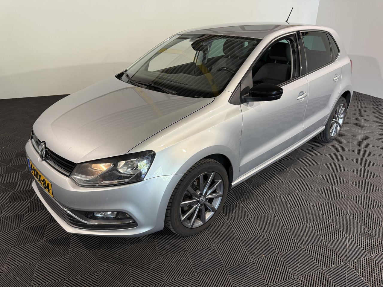 Hatchback Volkswagen Polo 1.2 TSI First Edition | 304.410 km | 2014 | 4-XKK-84: 1 kép.