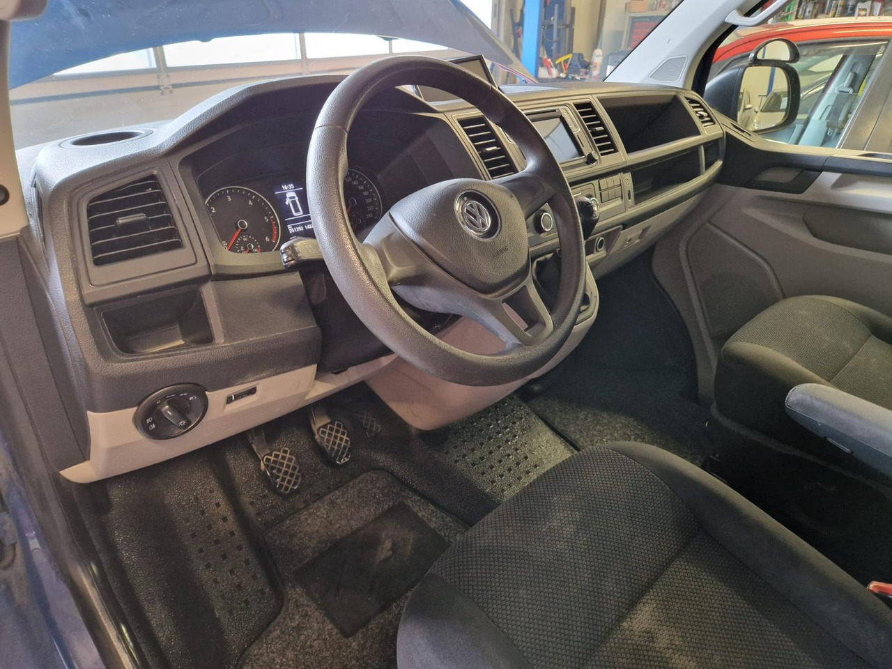 Volkswagen | Transporter | 2.0 TDI L1H1 DC Highline | 2018 | 251.292 km | V731RR | Logisch - Duplakabinos kisteherautó: 3 kép. Volkswagen | Transporter | 2.0 TDI L1H1 DC Highline | 2018 | 251.292 km | V731RR | Logisch - Duplakabinos kisteherautó: 3 kép.