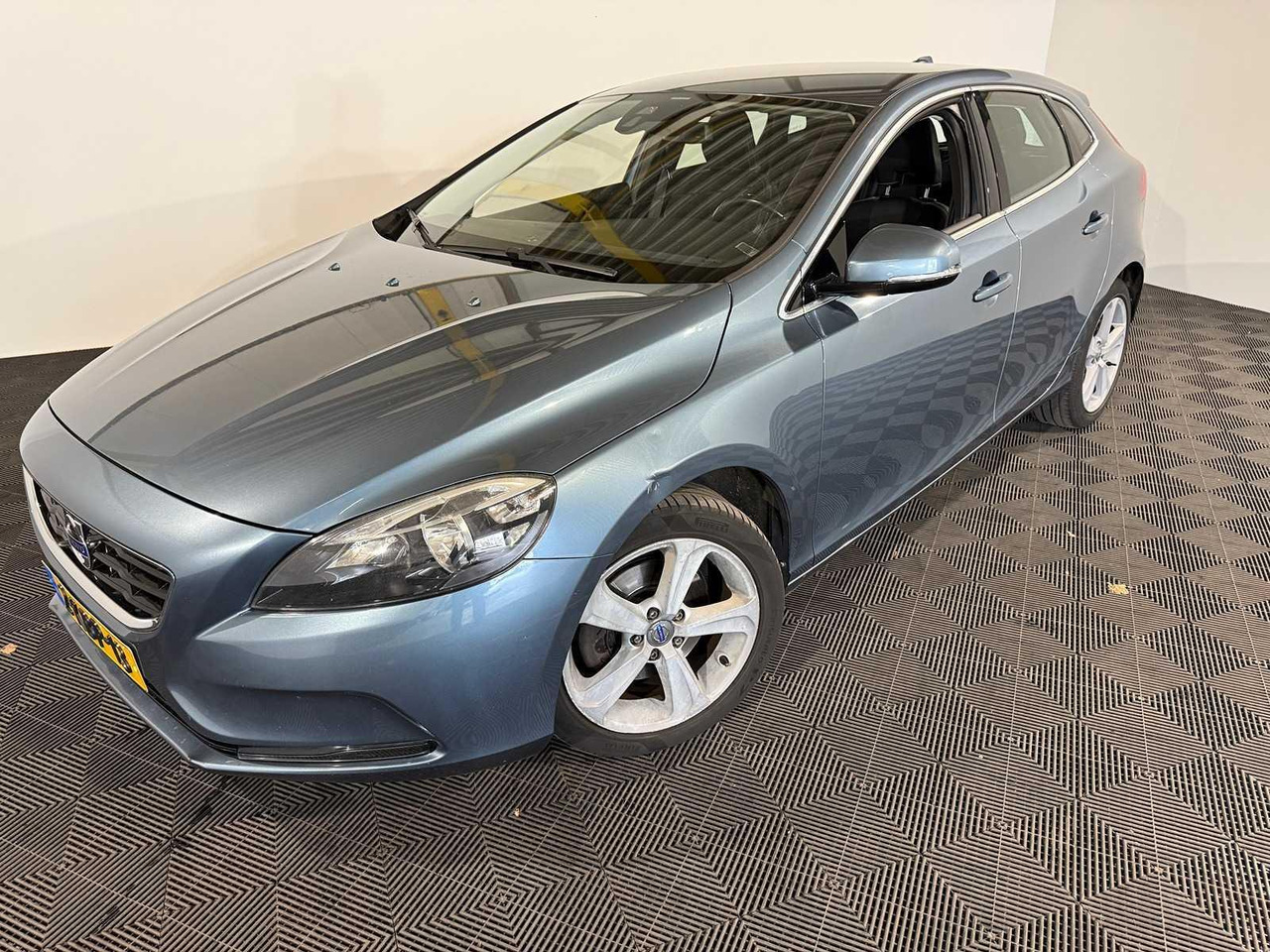 Volvo V40 1.6 T3 Momentum 2-KBP-13 210.566 km - Autó: 1 kép. Volvo V40 1.6 T3 Momentum 2-KBP-13 210.566 km - Autó: 1 kép.